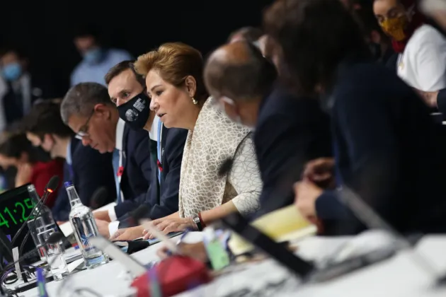 Bilden visar personer som deltar under COP26. Bild: UN Climate Change/Kiara Worth. 