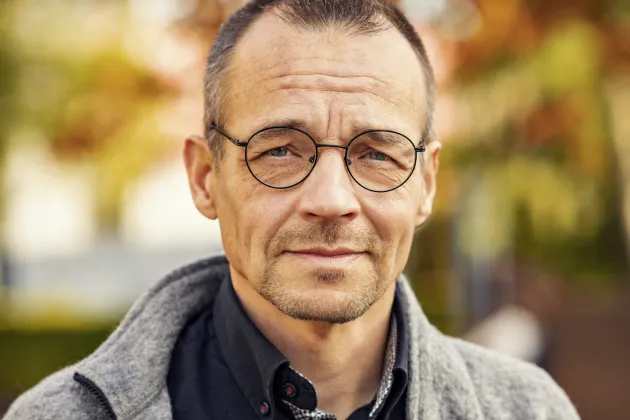 Porträttbild av Markku Rummukainen utomhus. Foto.