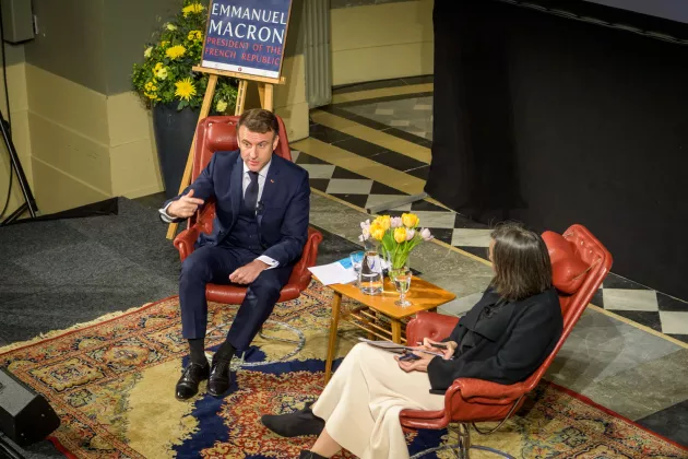 Macron på scen på Studentafton
