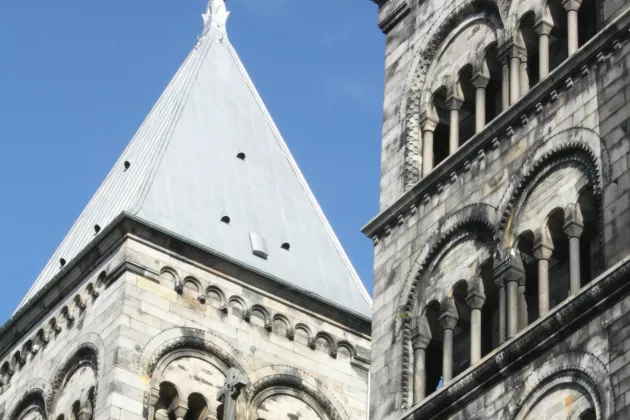 Lund Cathedral-web.jpg Photo of a cathedral.