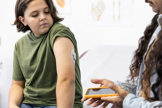 Pojke med insulinpod på armen. Foto: iStock