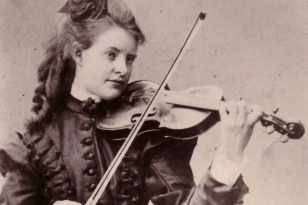 Svartvit foto av kvinnlig violinist. Foto.