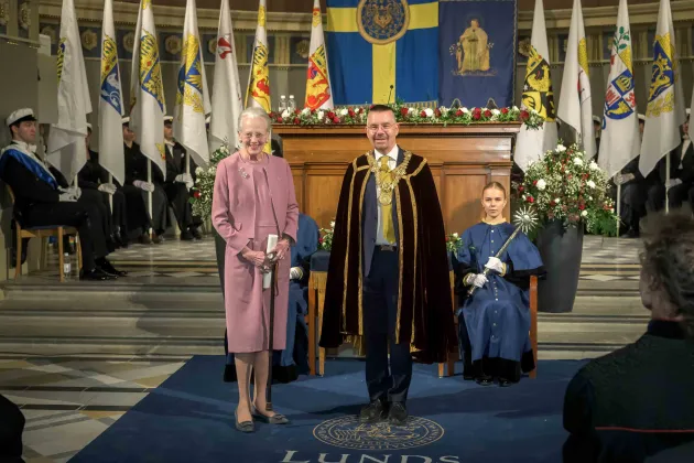 Drottning Marghrete och rektor Erik Renström i aulan.