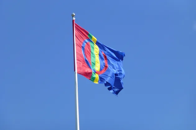 Den samiska flaggan i vinden. Photo by Thom Reijnders on Unsplash.