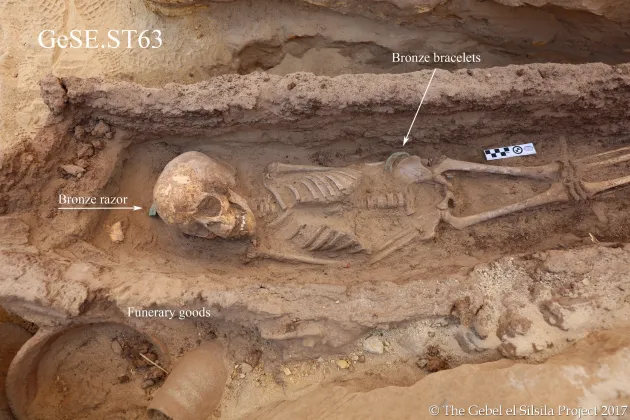 Barnet på bilden är mellan 6-9 år och ligger i en söndervittrad träkista. Runtomkring ligger olika typer av föremål som skickats med den döde.