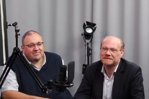 Juristerna Christian Dahlman och Sverker Jönsson i podcast studion. Bild: Lunds universitet