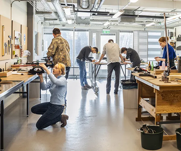 Studenter i en ateljémiljö.