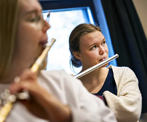 Två studenter spelar på tvärflöjt. Foto: Johan Persson
