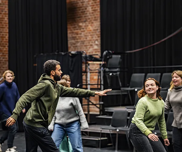 Studenter agerar på en scen. Foto: Johan Persson