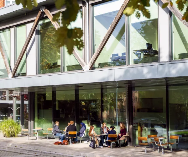 Studenter sittandes utanför LUX.