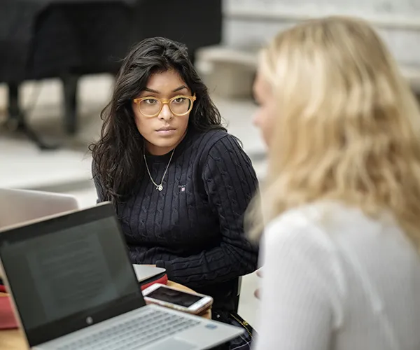 Två studenter och en dator i Ljusgården på Ekonomihögskolan. Foto: Håkan Röjder
