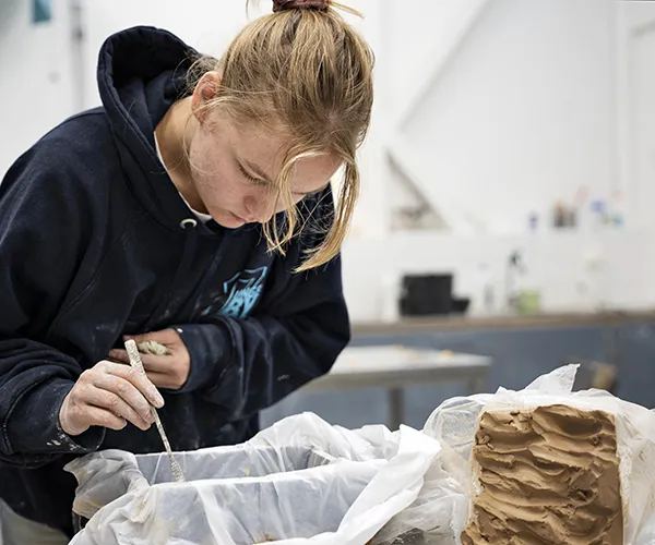 En student skapar konst med lera. Foto: Johan Persson
