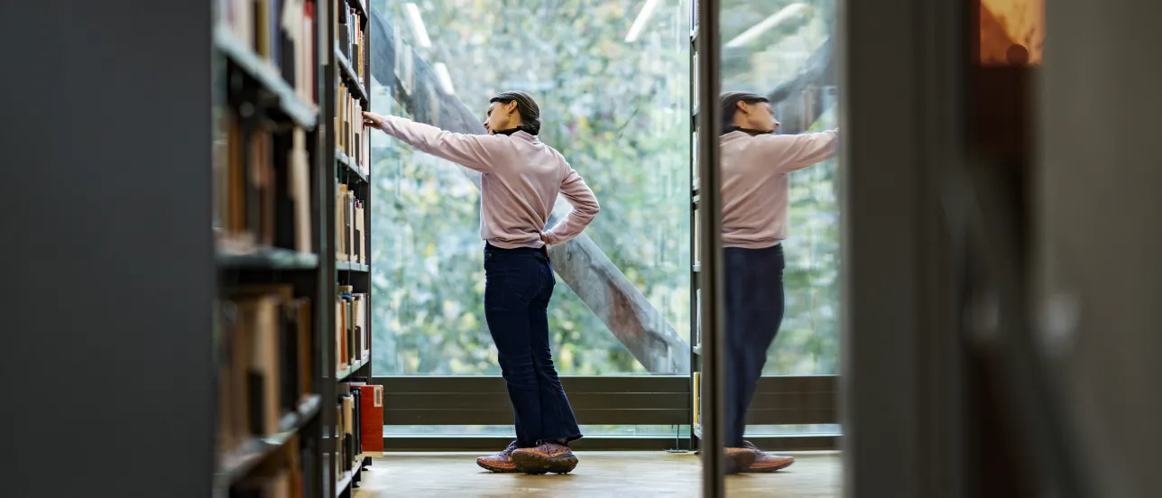 Student i biblioteket på LUX.