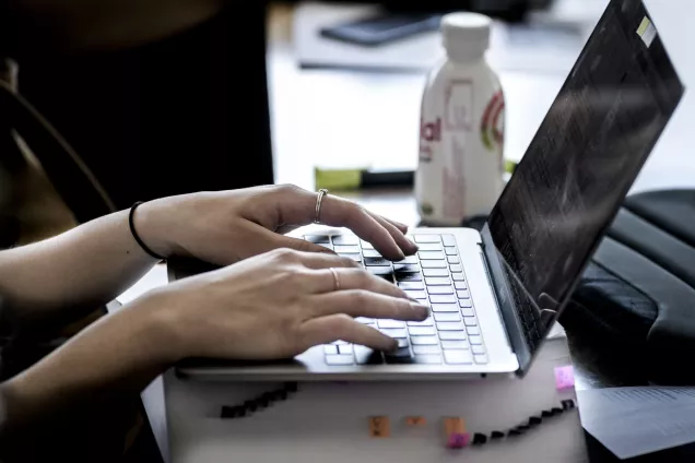 Händer skriver på en bärbar dator. Foto Kennet Ruona.