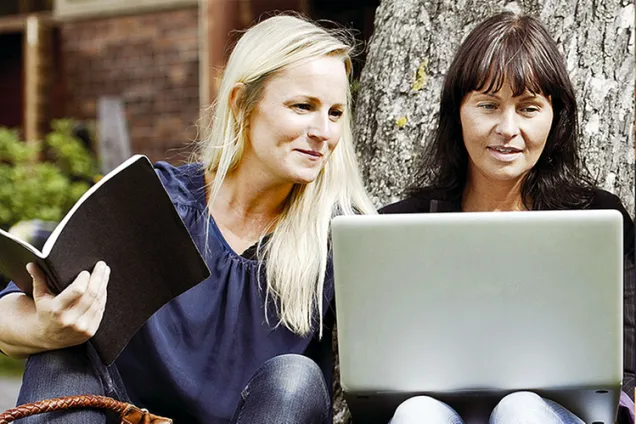 Kursdeltagare tittar på en laptop