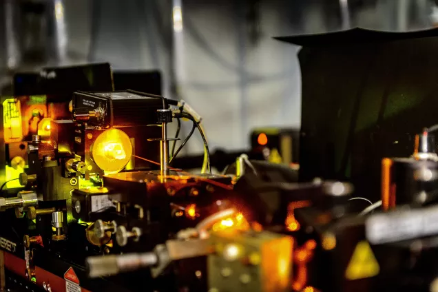  Forskare i atomfysik utvecklar och testar material som saktar ner ljusets hastighet. Foto: Kennet Ruona.