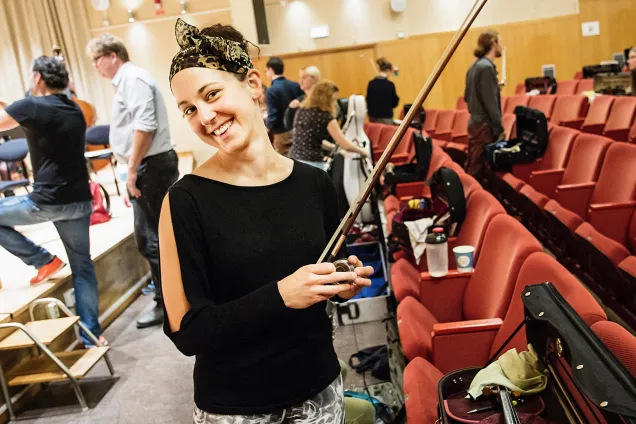 Student med instrument, Musikhögskolan