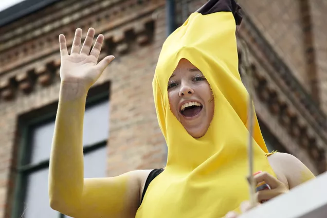 Glad studentska utklädd till banan i karnevalståget. Foto.