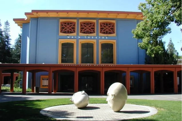 Campus UC Davis och skulptur av huvud. Foto.