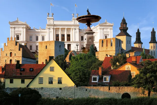 montage med universitetshuset placerat i Visby