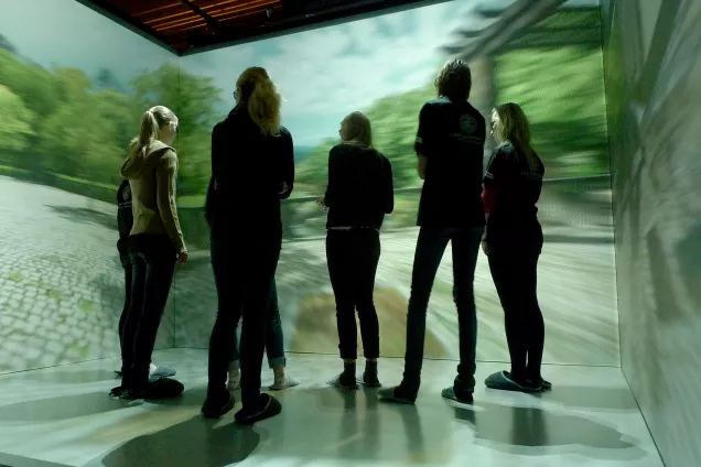 En grupp människor i en virtuell miljö i VR-labbet. Foto Jessika Sellergren.