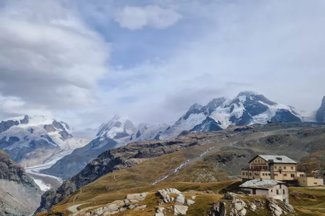 Foto på bergstoppar i Zermatt. 