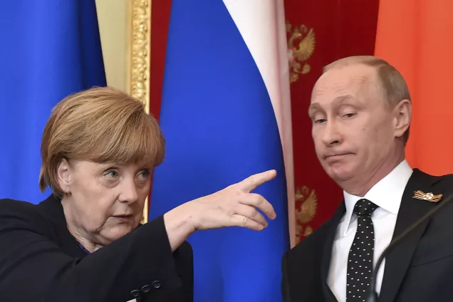 Angela Merkel gestikulerar medan Vladimir Putin tittar på. Foto: Kirill Kudryavtsev/Reuters.