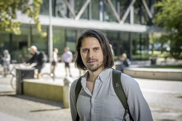 KPU-studenten Andrea Richkin utanför byggnaden LUX, på Lunds universitet.