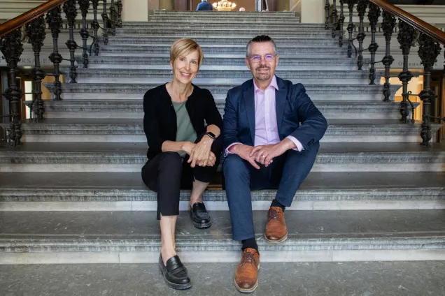 Lena Eskilsson och Erik Renström , prorektor och rektor vid Lunds universitet, sitter i stentrappan i universitetshuset. Foto Charlotte Carlberg Bärg.