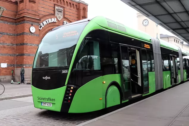 Grön stadsbuss utanför Malmö centralstation 