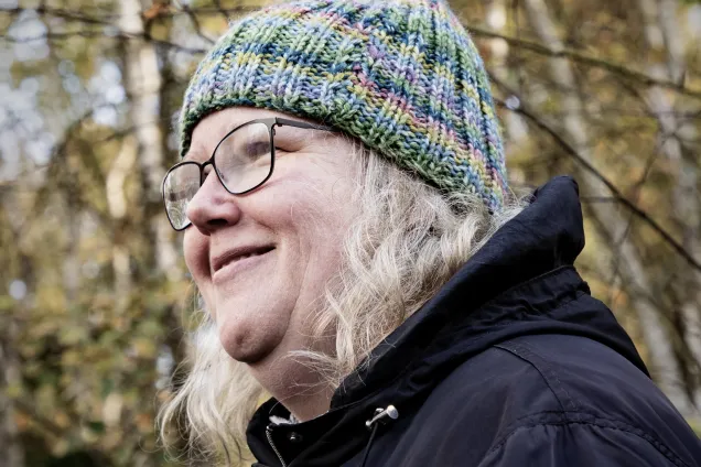 Bild på kvinnlig forskare i skog.