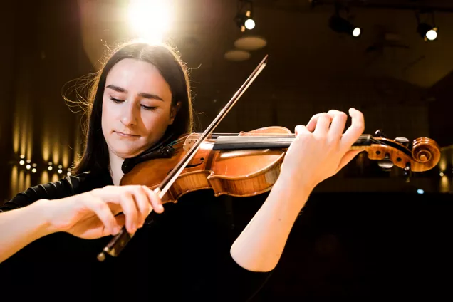 Kvinna som spelar violin. Foto.