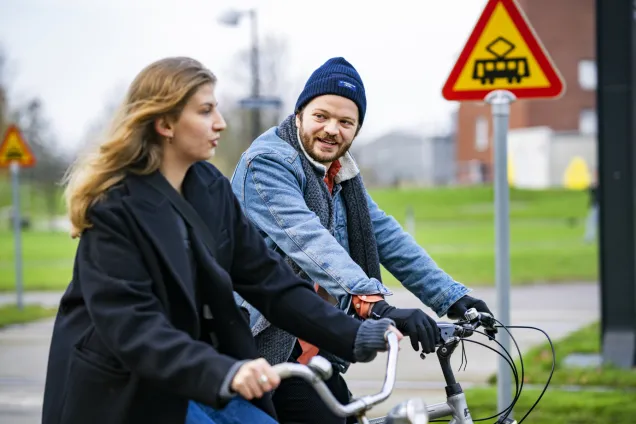 Studenter på cykelstråket längs spårvägen på LTH-området. Foto: Johan Persson.