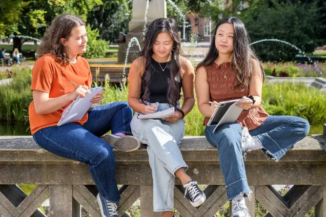 Studenter med skrivblock. Foto.