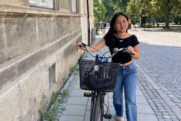Student med cykel. Foto.