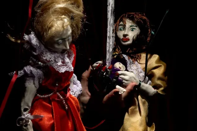 Två marionettdockor.