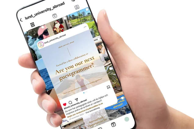 Hand med smartphone som visar Instagramkontot LU abroad. Foto.