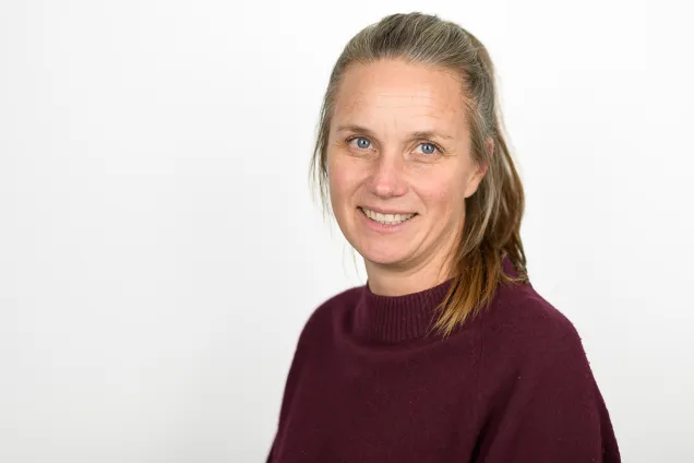 Porträtt på kvinnlig forskare.