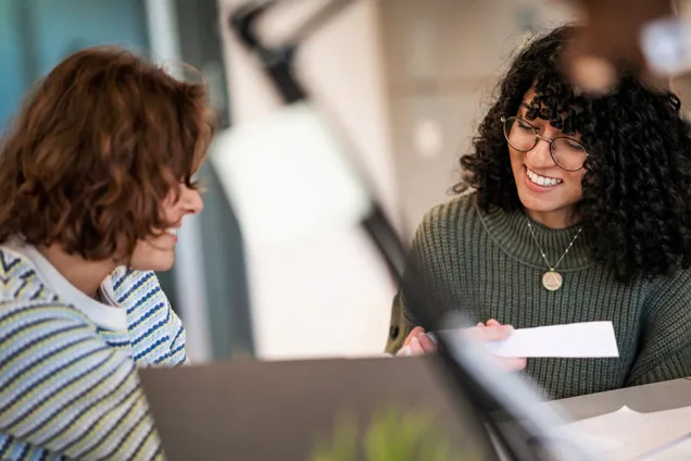 Två studenter läser tillsammans. Foto.