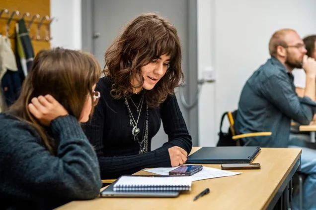 Studenter samtalar under lektion. Foto.