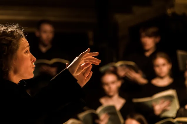 Dirigent och kör. Foto.