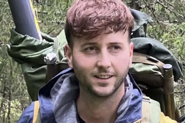 Bild på manlig forskare i skog.