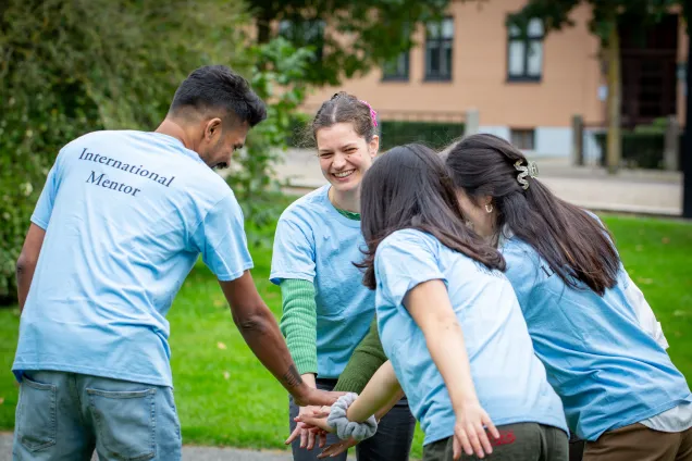 Glada internationella mentorer i grupp. Foto.