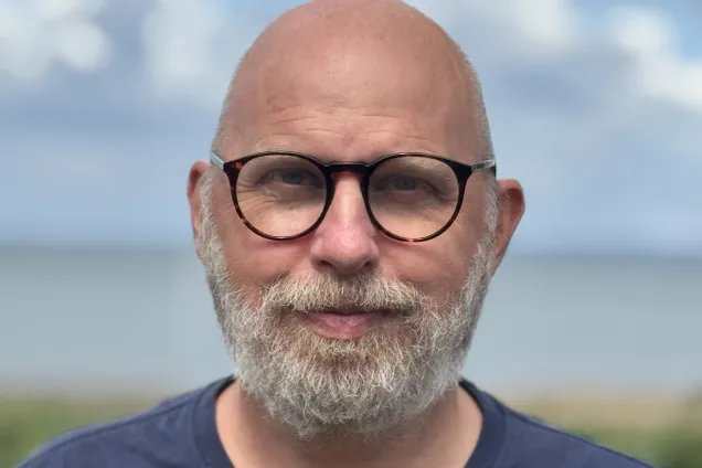 Porträttbild på manlig forskare.