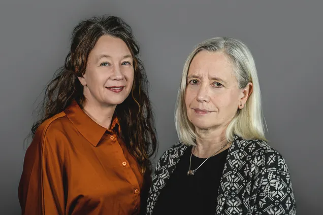 Två kvinnor i halvfigur. Foto.