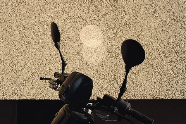 moped mot solig vägg. foto.