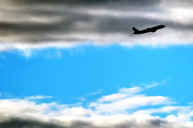 Flygplan uppe bland molnen