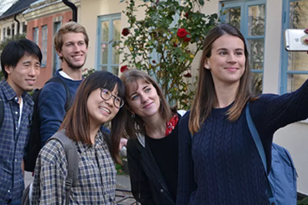 Internationella studenter tar en selfie i Lunds stadskärna.