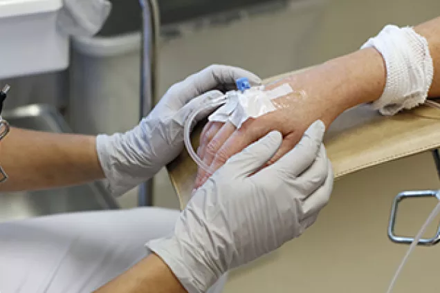 Sköterska som vårdar patient. Foto.