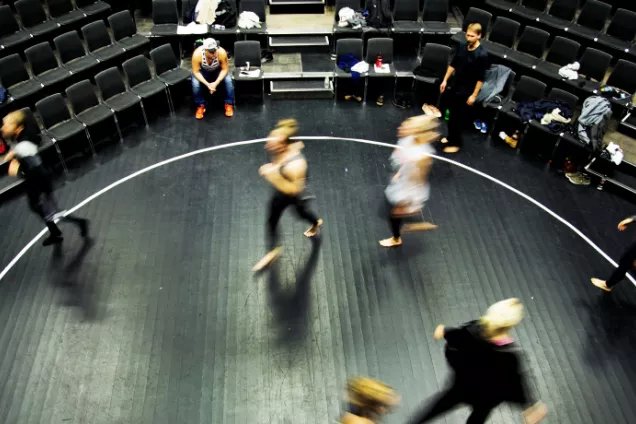 Studenter vid Teaterhögskolan har en övning i rörelse.